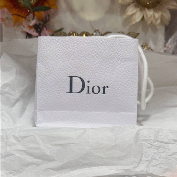 Dior White Textured Gift Bag with Rope Handles and Dior Tissue Paper. New. - Picture 2 of 4